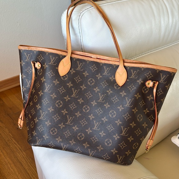 Louis Vuitton Handbags - Authentic Louis Vuitton Neverfull Size MM comes with dust bag! So pretty 🤩